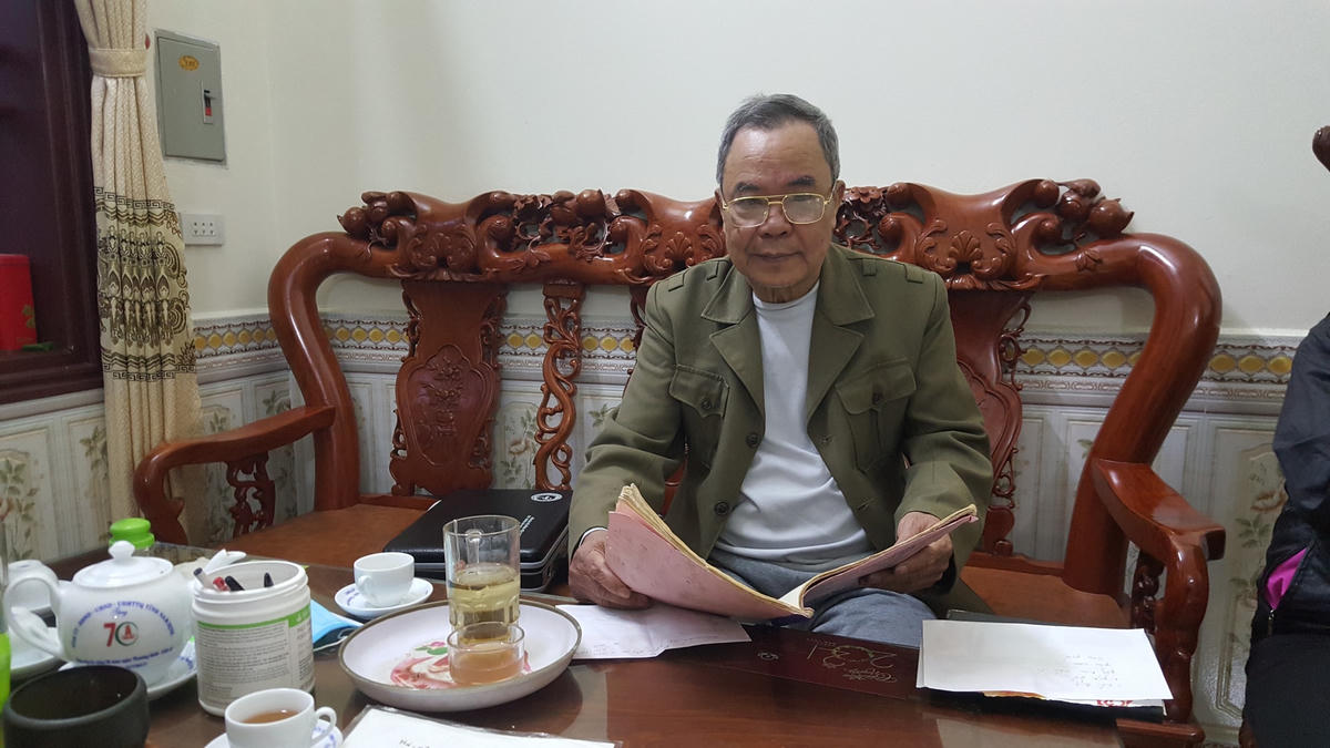 Ông Nguyễn Thế Hiệp, người có 30 năm trông coi, giới thiệu tại Khu lưu niệm cố Tổng Bí thư Trường Chinh ở làng Hành Thiện.  
