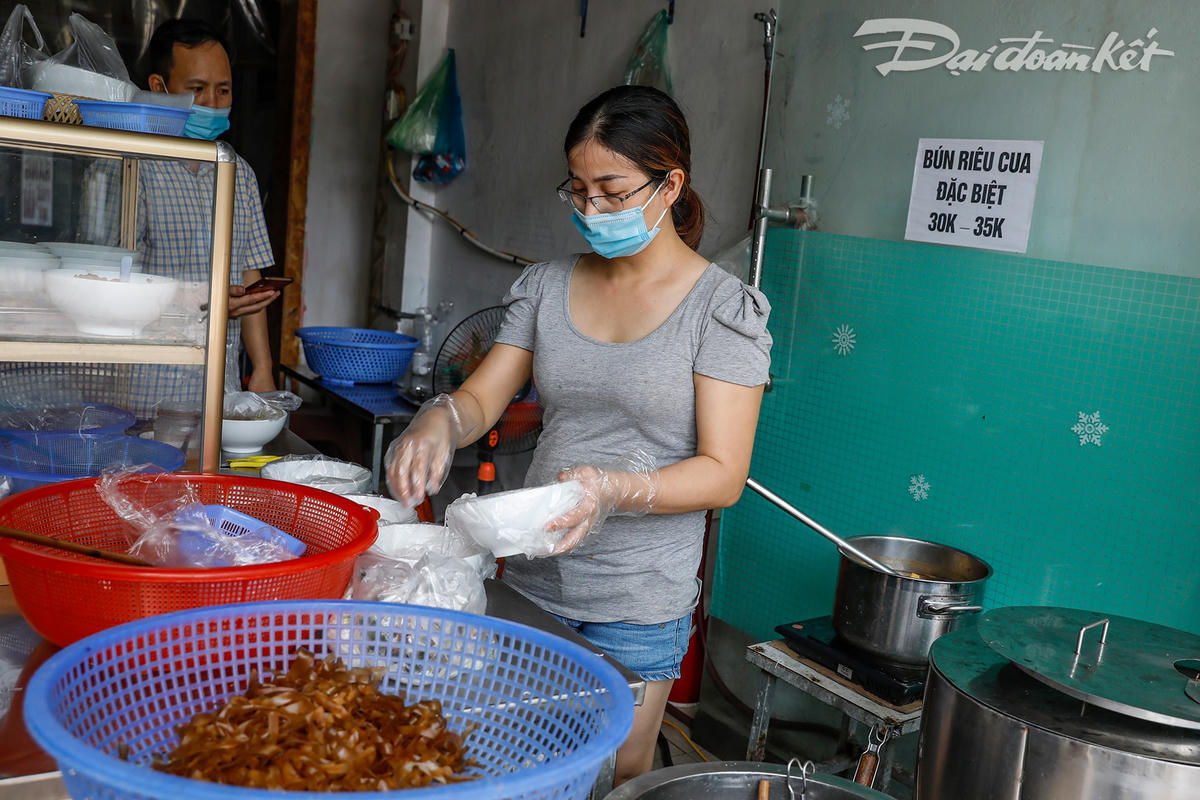 Chị Thúy chủ cửa hàng bún riêu cua ở Yên Viên, Gia Lâm khai trương cửa hàng từ hôm 24/3 thì đến cuối tháng tư xuất hiện các ca nhiễm Covid-19 khiến chị và nhiều hộ kinh doanh phải đóng cửa dài ngày. Từ hôm được phép mở cửa hàng trở lại chị đã bán hàng để đỡ phần nào gánh nặng tiền thuê cửa hàng.