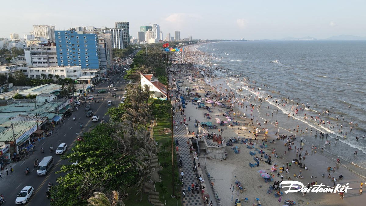 Biển bãi sau, TP Vũng Tàu dịp lễ 30/4 và 1/5 đón một lượng khách du lịch lớn - Ảnh: Hữu Vinh.