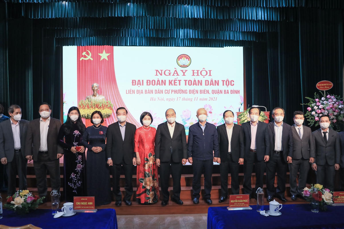 Chủ tịch nước Nguyễn Xuân Phúc chụp ảnh lưu niệm với các đại biểu dự Ngày hội.