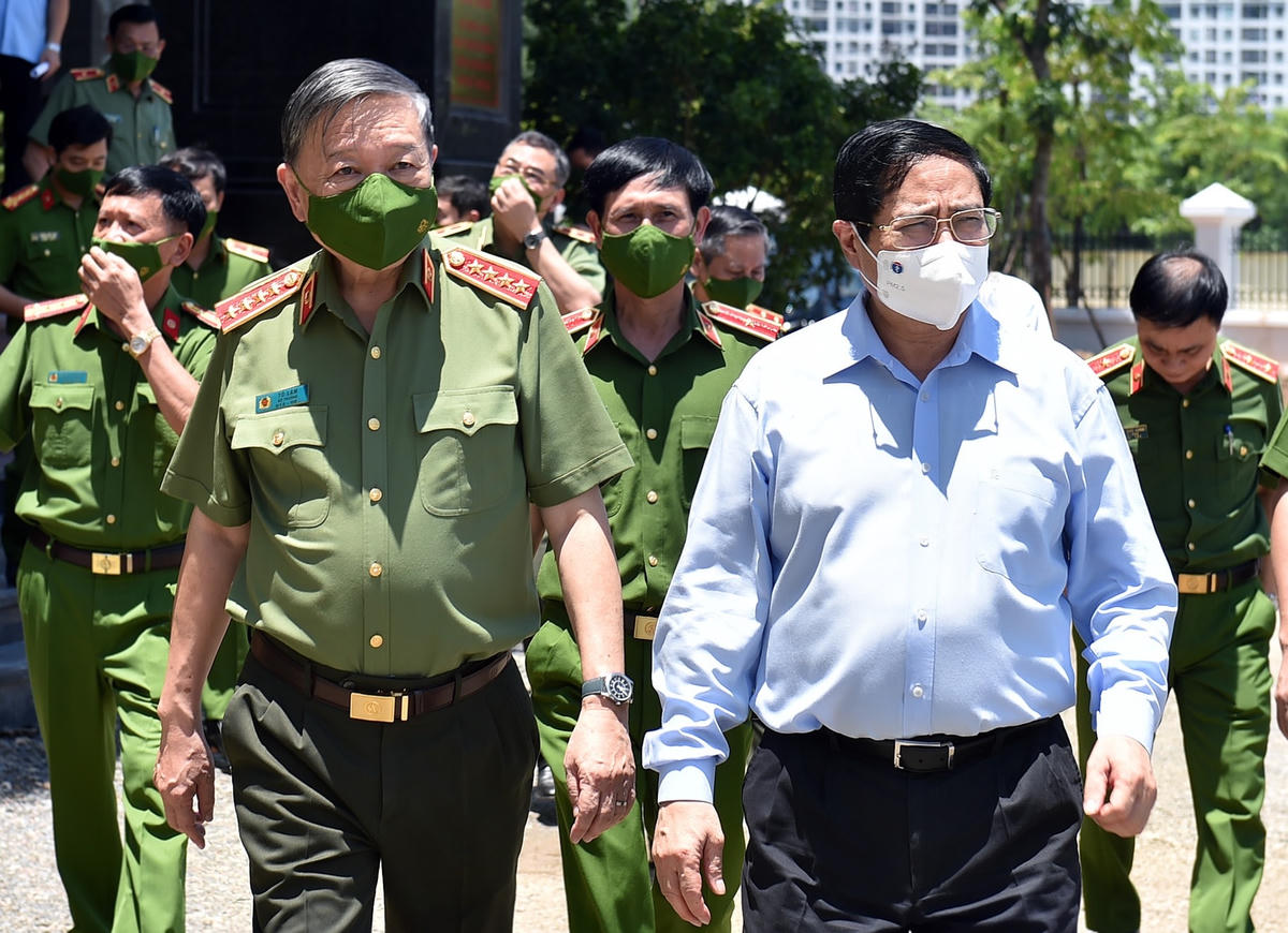 Thủ tướng Phạm Minh Chính và Bộ trưởng Bộ Công an Tô Lâm kiểm tra cơ sở vật chất tại trụ sở Viện Khoa học hình sự, Bộ Công an. Ảnh: VGP.