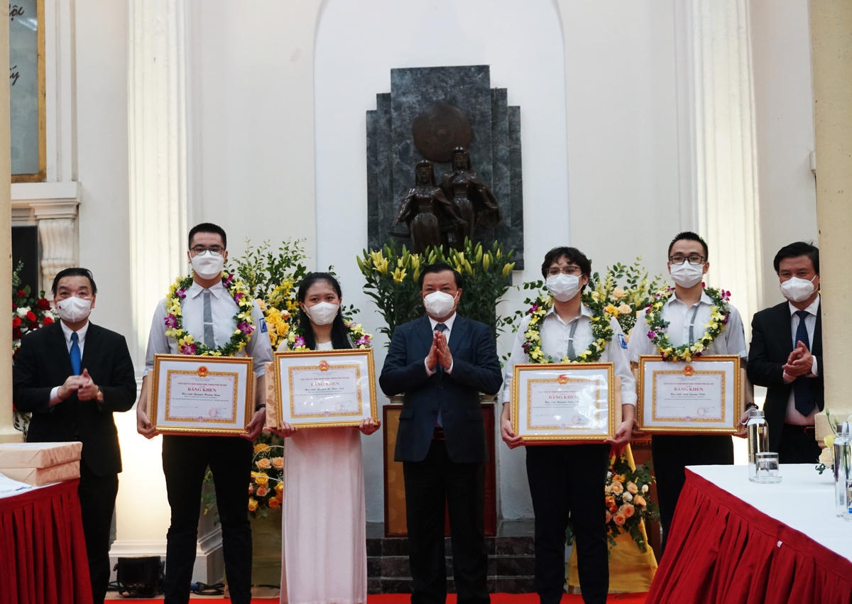 Lãnh đạo thành phố và Bộ GDĐT trao tặng Bằng khen của Chủ tịch UBND thành phố cho học sinh có thành tích xuất sắc trong các kỳ thi Olympic quốc tế năm 2021.