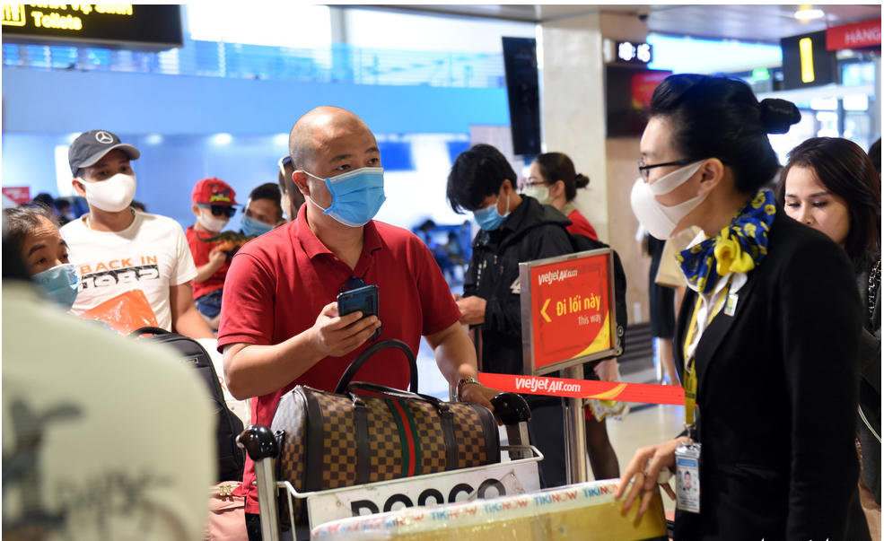 Hành khách chen chúc tại sân bay Tân Sơn Nhất, ngày 18/4. Ảnh: TTO.