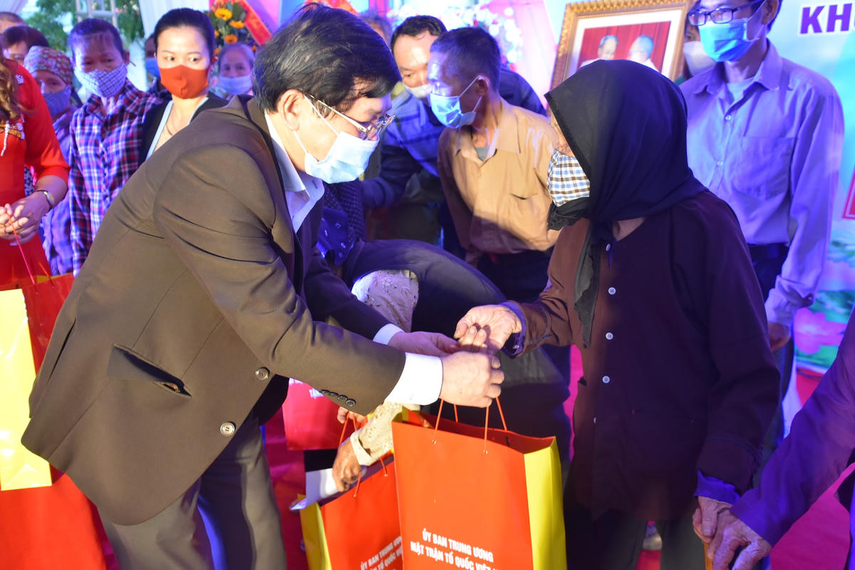 Phó Chủ tịch UBTƯ MTTQ Việt Nam Nguyễn Hữu Dũng trao tặng quà người dân trong thôn.