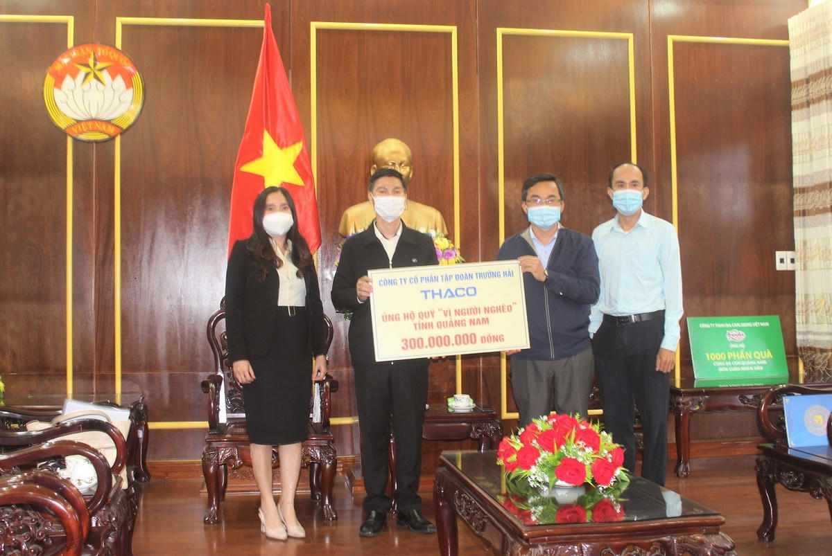 Lãnh đạo Ủy ban MTTQ Việt Nam tỉnh Quảng Nam tiếp nhận tượng trưng số tiền THACO hỗ trợ Quỹ Vì người nghèo tỉnh Quảng Nam.