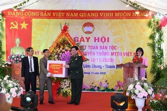 Đại tướng Ngô Xuân Lịch tặng quà thôn 6 và xã Liêm Chung.
