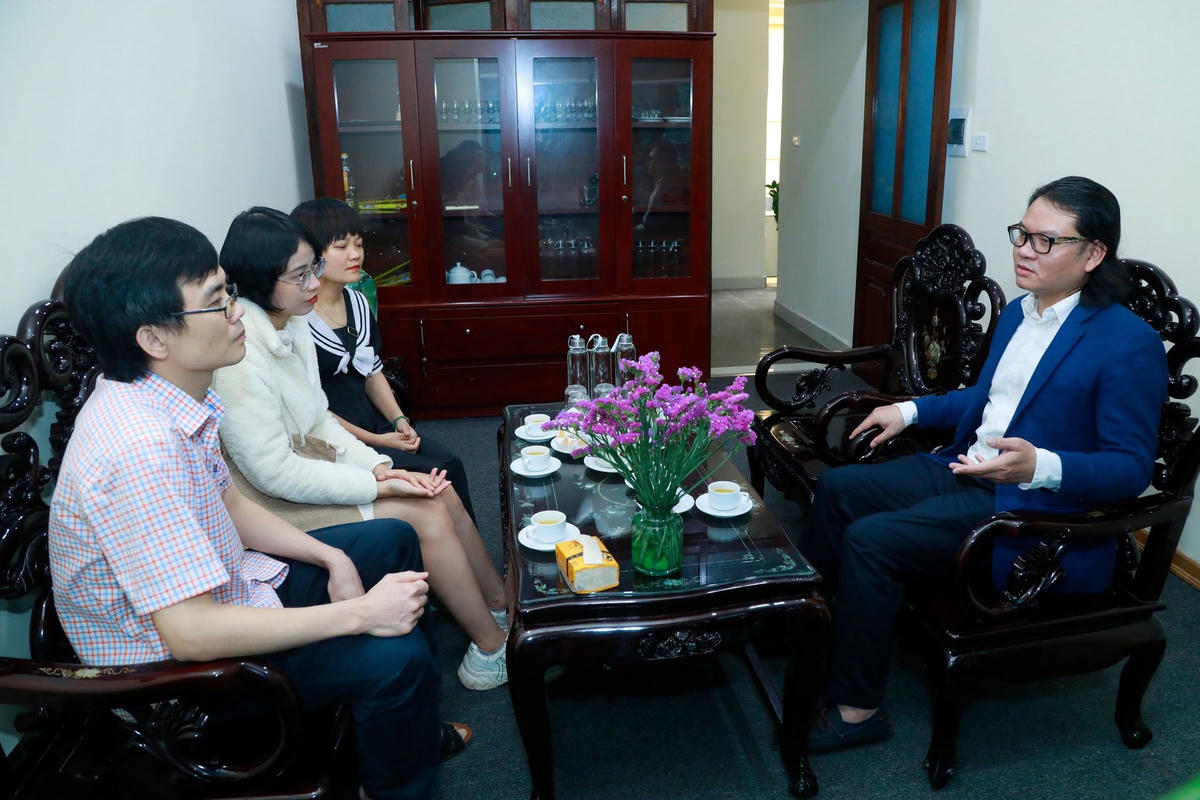 Nhà báo Trần Anh Tú, Trưởng Ban Điện tử, Báo Đại Đoàn Kết cùng các khách mời dự giao lưu trực tuyến.