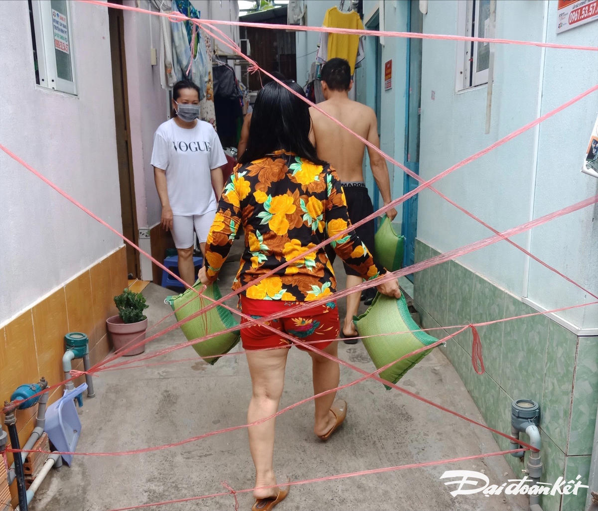 Các khu trọ tạm bợ, ẩm thấp, đời sống công nhân vô cùng khó khăn vất vả, cần được kịp thời hỗ trợ.