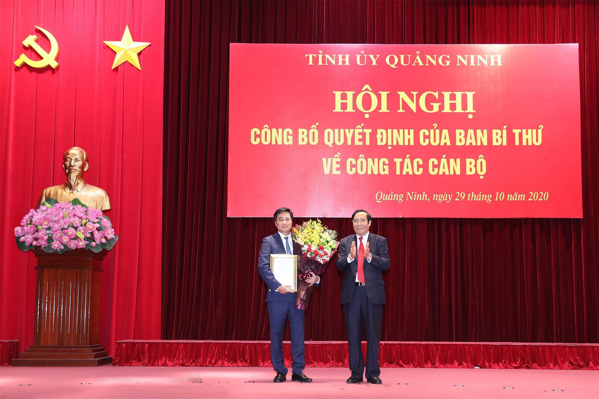 Ông Nguyễn Thanh Bình, Phó Trưởng ban Thường trực Ban Tổ chức Trung ương trao quyết định cho ông Nguyễn Tường Văn.
