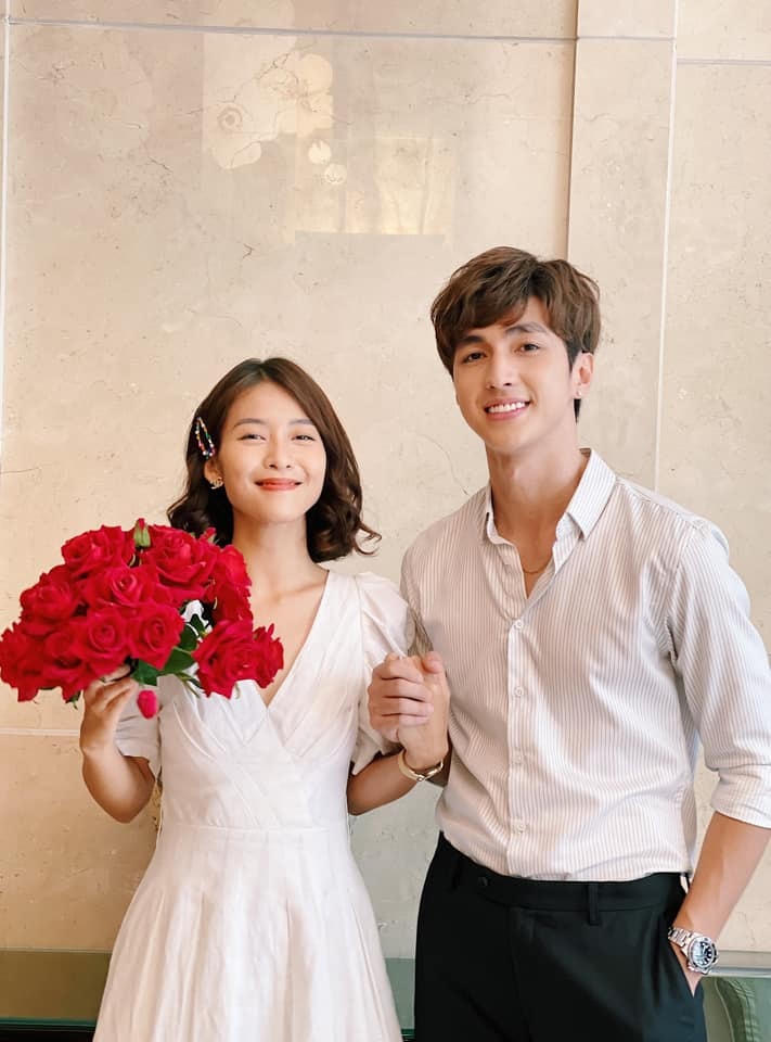 Bình An rạng rỡ nắm tay nữ chính, cả 2 vui mừng, hạnh phúc. Ảnh: FBNV.