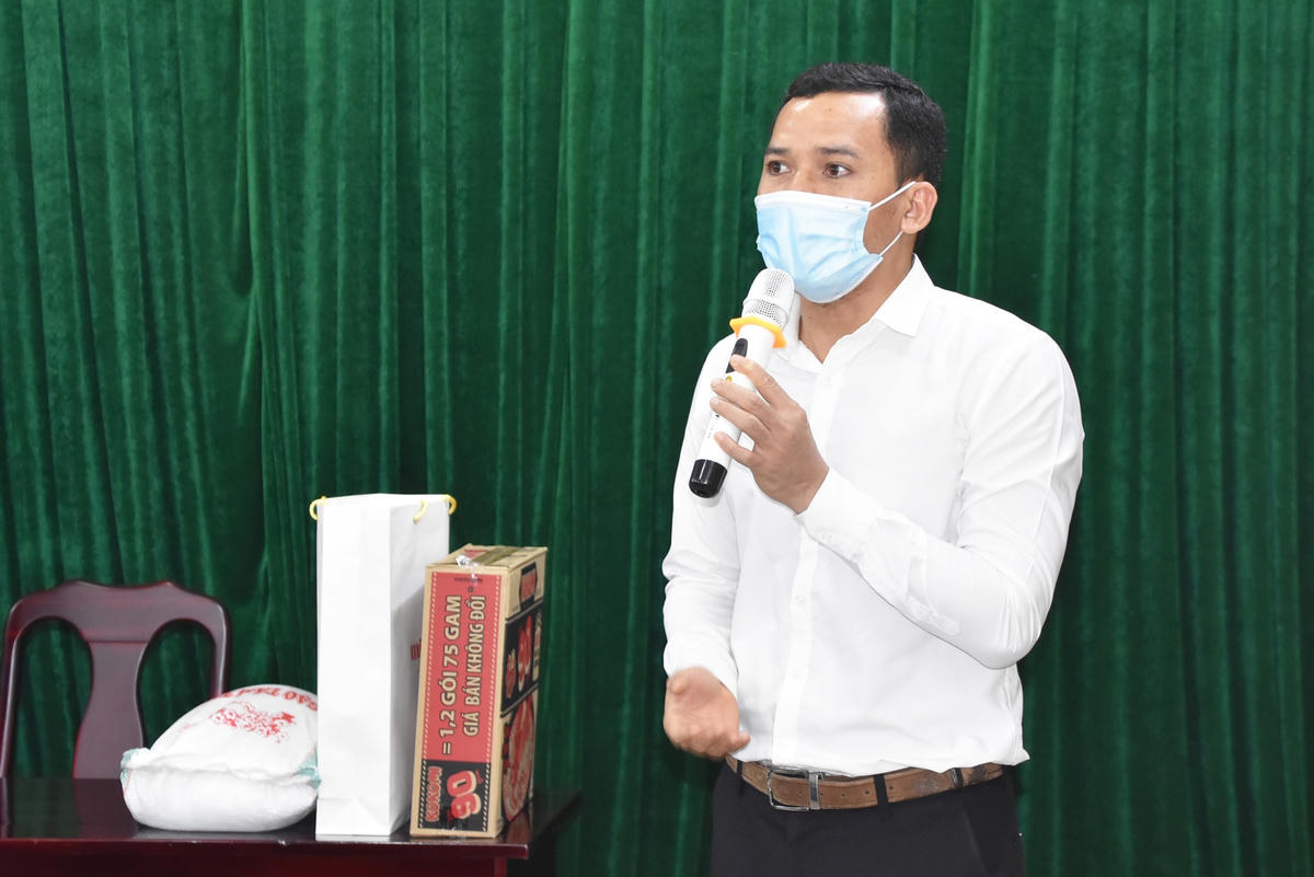 Anh Sonxay Luangoudom, nghiên cứu sinh Lào tại Trường Đại học Bách khoa Hà Nội cảm ơn món quà ý nghĩa từ Quỹ “Steve Bùi và những người bạn”.