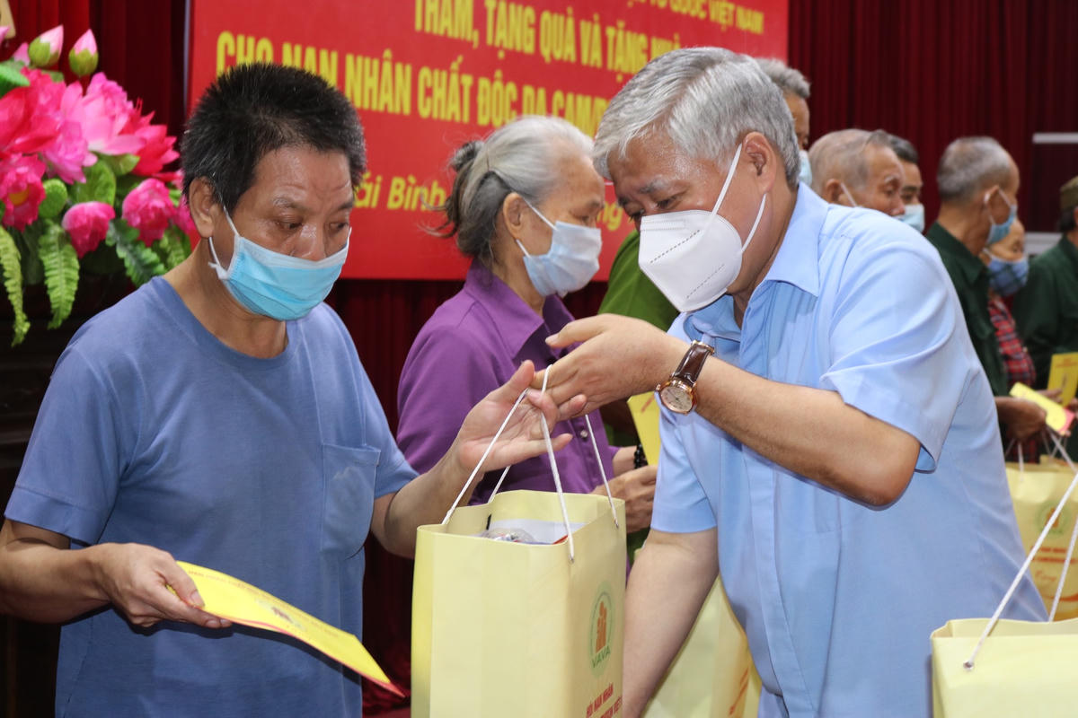 Chủ tịch UBTƯ MTTQ Việt Nam Đỗ Văn Chiến tặng quà nạn nhân chất độc da ở tỉnh Thái Bình. Ảnh: Trần Duy Hưng.