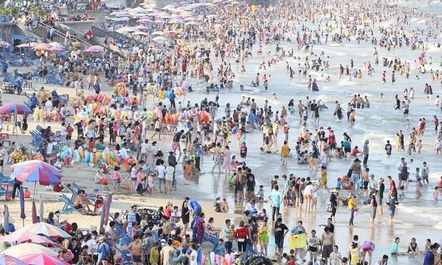 Nhiều địa phương còn để xảy ra hiện tượng tập trung đông người tại các khu vực công cộng mà chưa thực hiện nghiêm các biện pháp phòng chống dịch Covid-19.