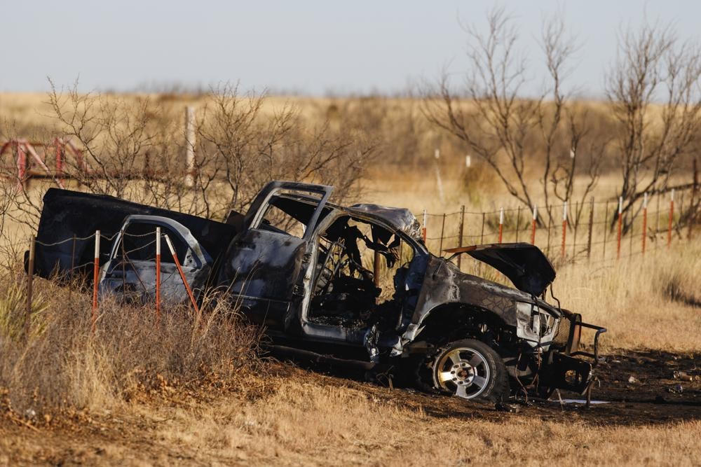 Chiếc xe bán tải bị hư hỏng nặng nằm bên đường tại hiện trường vụ tai nạn chết người ở hạt Andrews, Texas. Ảnh: AP.