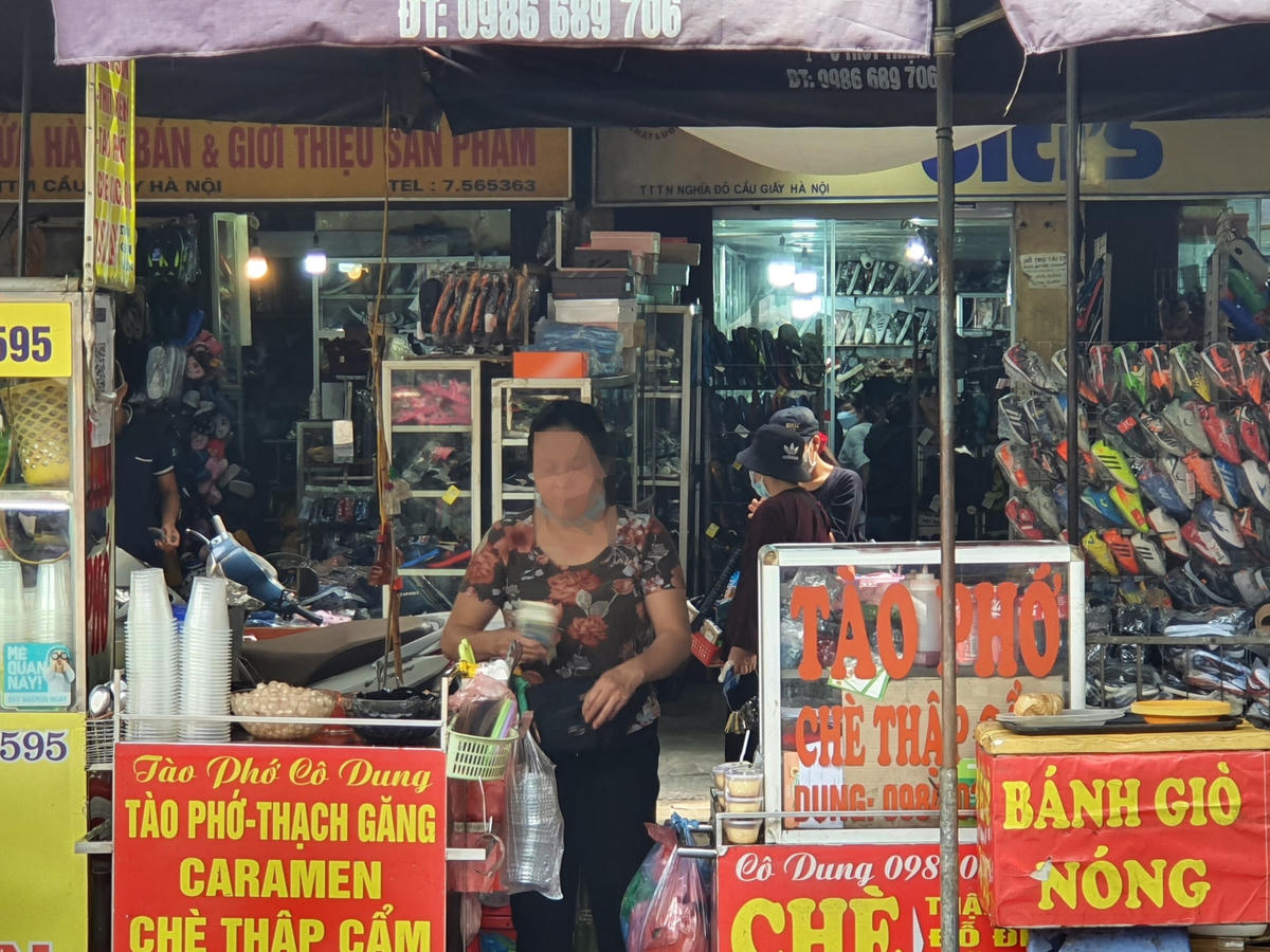 Tại chợ Nghĩa Tân, nhiều tiểu thương cũng vô tư bỏ khẩu trang...