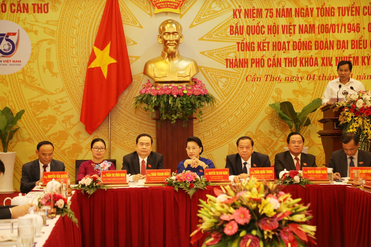 Chủ tịch Quốc hội Nguyễn Thị Kim Ngân và Chủ tịch Trần Thanh Mẫn cùng Đoàn đại biểu Quốc hội TP Cần Thơ nhiệm kỳ 2016-2021 tại buổi họp mặt.