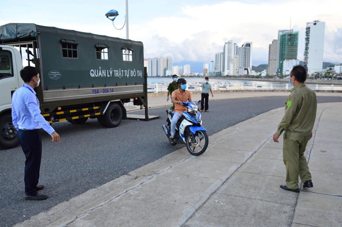 Xữ lý nghiêm các trường hợp ra đường không có lý do. 