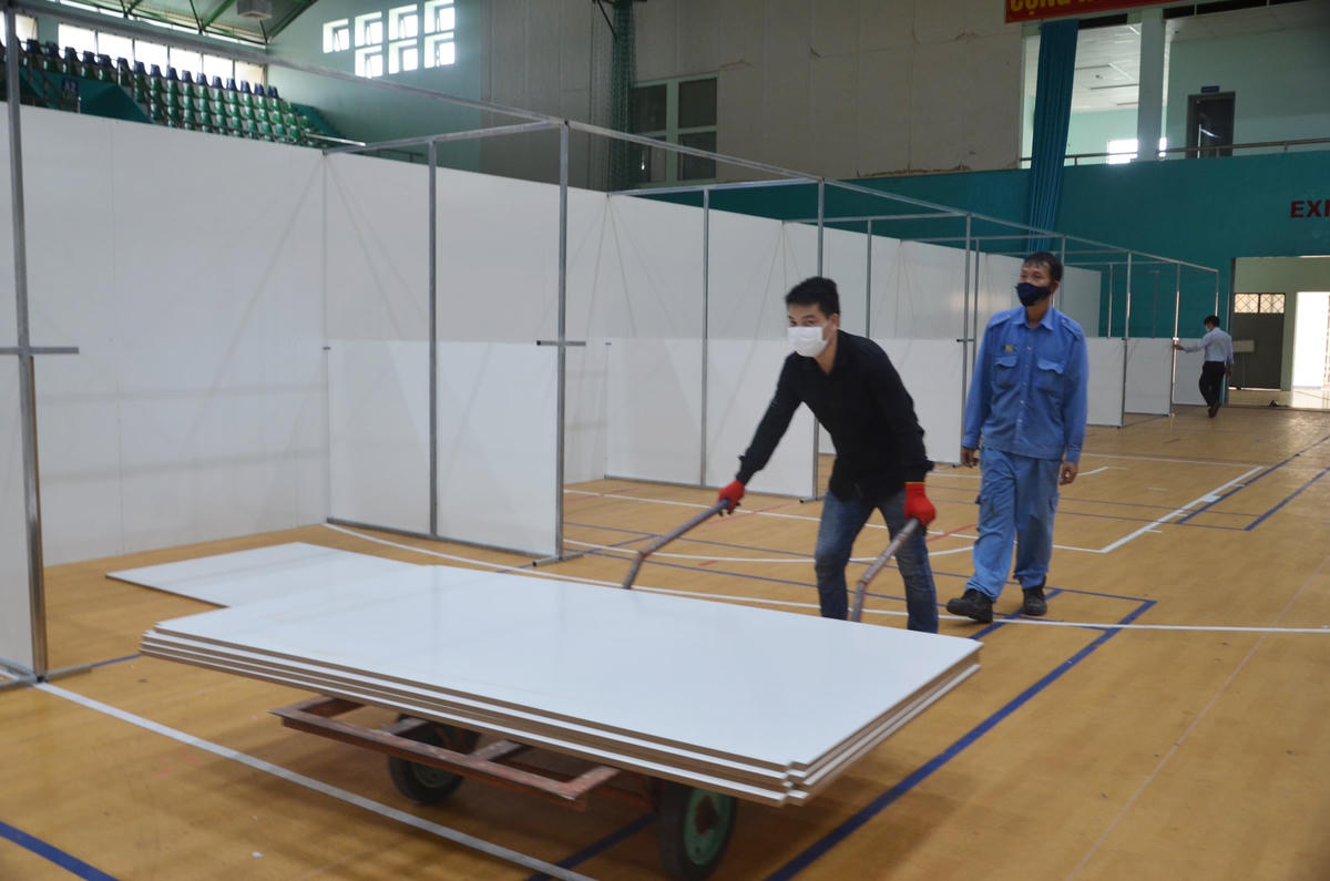 Các đơn vị khẩn trương thi công, phải hoàn thành trước ngày 16/8. ẢNh: T.A..