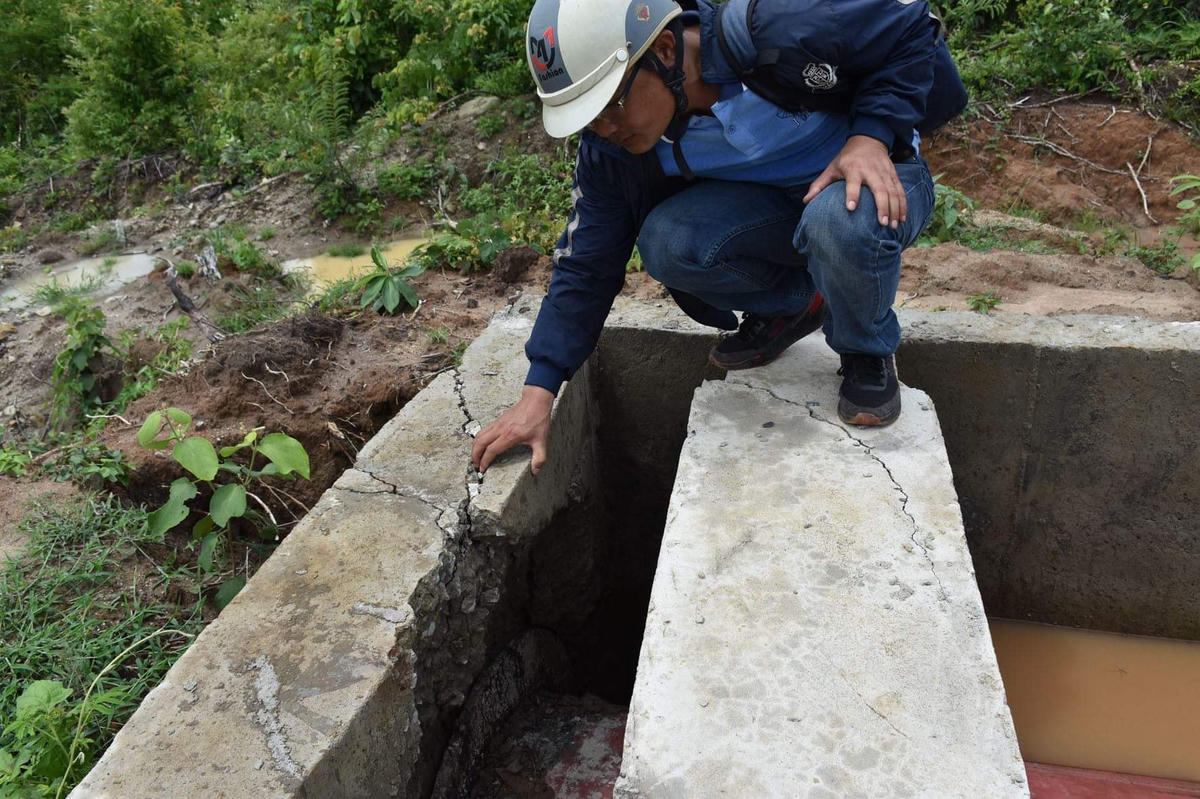 Điểm đấu nối giữa phần kênh chính với hệ thống ống dẫn nước bị nứt.