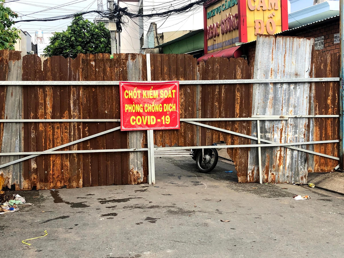 Một chốt chặn trên đường quốc lộ 1A đi qua quận Bình Tân. Chốt được hàn kín bằng tôn và cột thép. Người dân có thể di chuyển qua nhưng khá khó khăn.