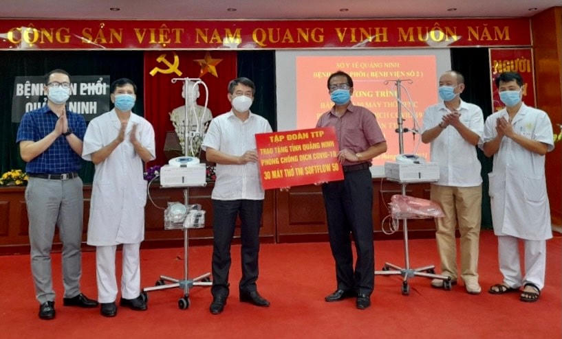 Tập đoàn TTP trao tặng 30 máy thở cho Bệnh viện số 2 Quảng Ninh. Ảnh: QMG.