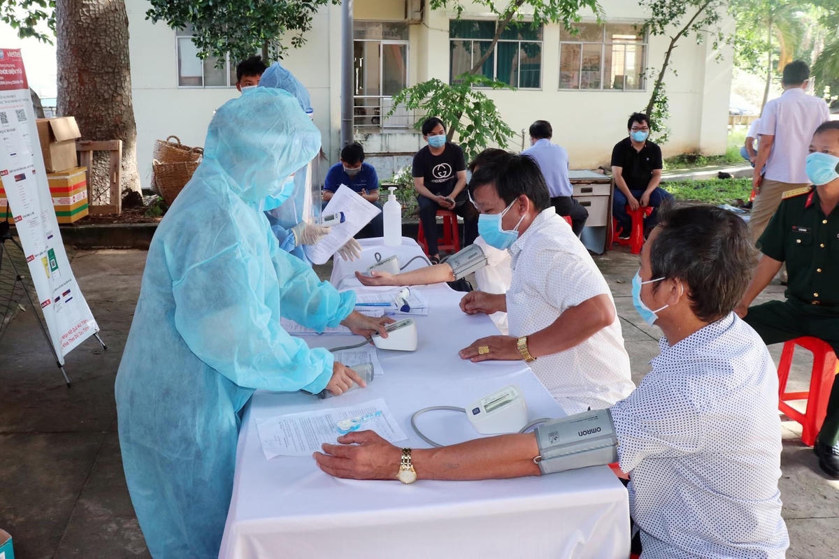 Lực lượng y tế thành phố Thuận An đang nỗ lực nhằm không để dịch lây lan trên diện rộng.  