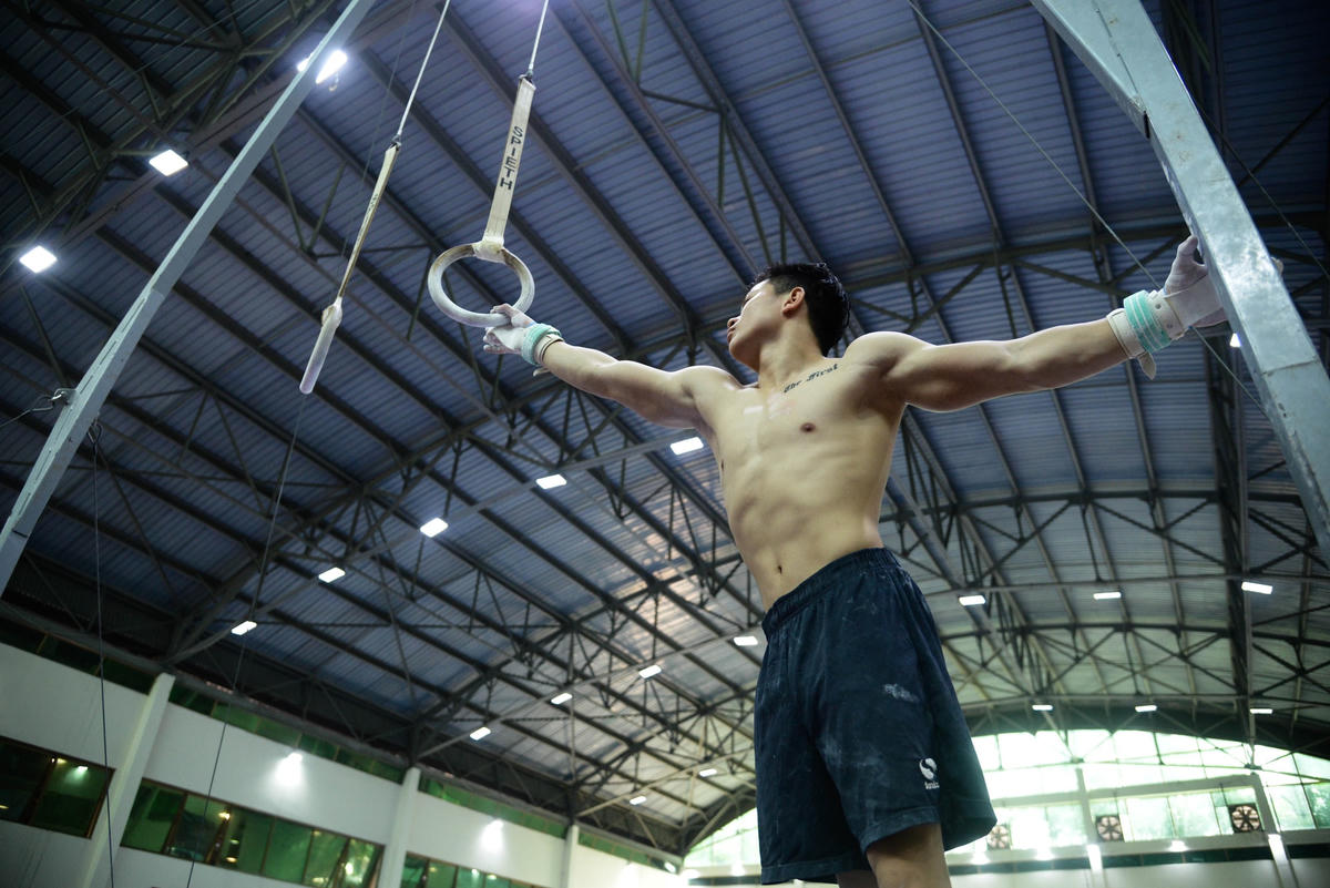 Đã sắp tới SEA Games, khoảng thời gian này được nhận định là rất quan trọng để chuẩn bị cả về thể lực lẫn tinh thần cho SEA Games sắp tới.Lịch tập của đội tuyển là từ 6-8 tiếng một ngày, trong đó cũng có những điều chỉnh phù hợp để các vận động viên hồi sức lại, bên cạnh đó cũng có những buổi hồi phục thể lực cho các vận động viên.Theo huấn luyện viên Trương Minh Sang, huấn luyện viên đội tuyển thể dục dụng cụ nam, đối thủ nặng kí của đội năm nay là Indonesia, Thái Lan và Phillipines.Đội tuyển thể dục dụng cụ đặt mục tiêu sẽ bảo vệ được những thành quả ở các nội dung thể mạnh như xà kép, nhảy chống, nội dung đồng đội.Vận động viên trong đội tuyển có những bạn còn rất nhỏ.Các vận động viên đều đang nỗ lực tập luyện và hướng đến những bài thi tốt nhất tại SEA Games 31. “Mình đã rất nỗ lực, phấn đấu hết sức có thể cho SEA Games sắp tới. Với mình, những “anh lớn” lão làng như Lê Thanh Tùng, Trương Minh Thành là những đối thủ đáng gờm nhất của mình”, Nguyễn Phước Hải, vận động viên đội tuyển nam cho biết.Chỉ còn 27 ngày nữa là diễn ra SEA Games 31, các vận động viên đội tuyển thể dụng dụng cụ đã chuẩn bị sẵn sàng về cả thể chất lẫn tinh thần để có thể mang về những kết quả tốt nhất.