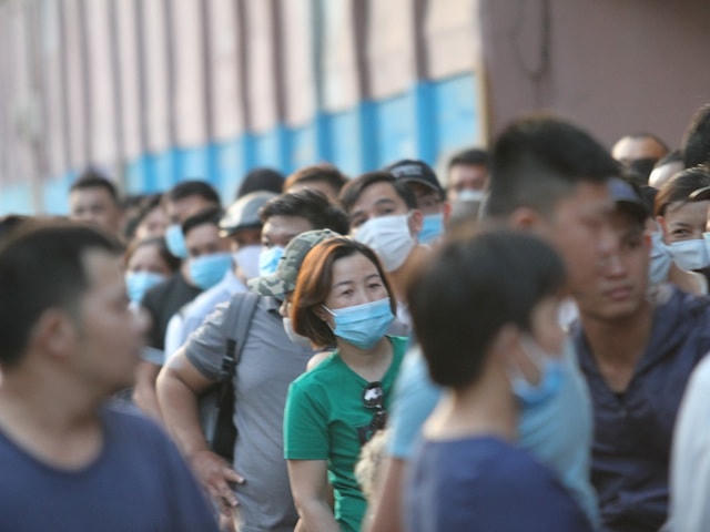 Sân Thống Nhất sôi động vài giờ trước khi Kiatisuk trình làng