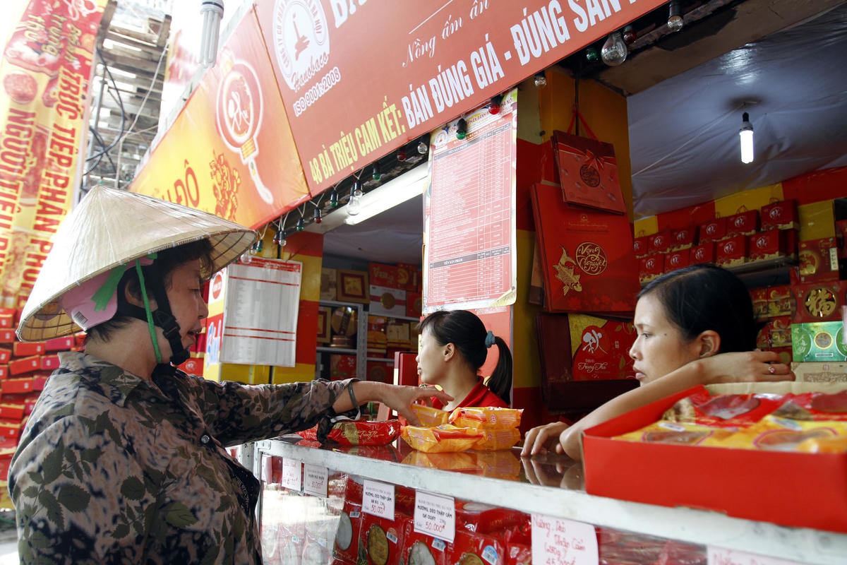 Thị trường bánh Trung thu bắt đầu sôi động. Ảnh: Quang Vinh.