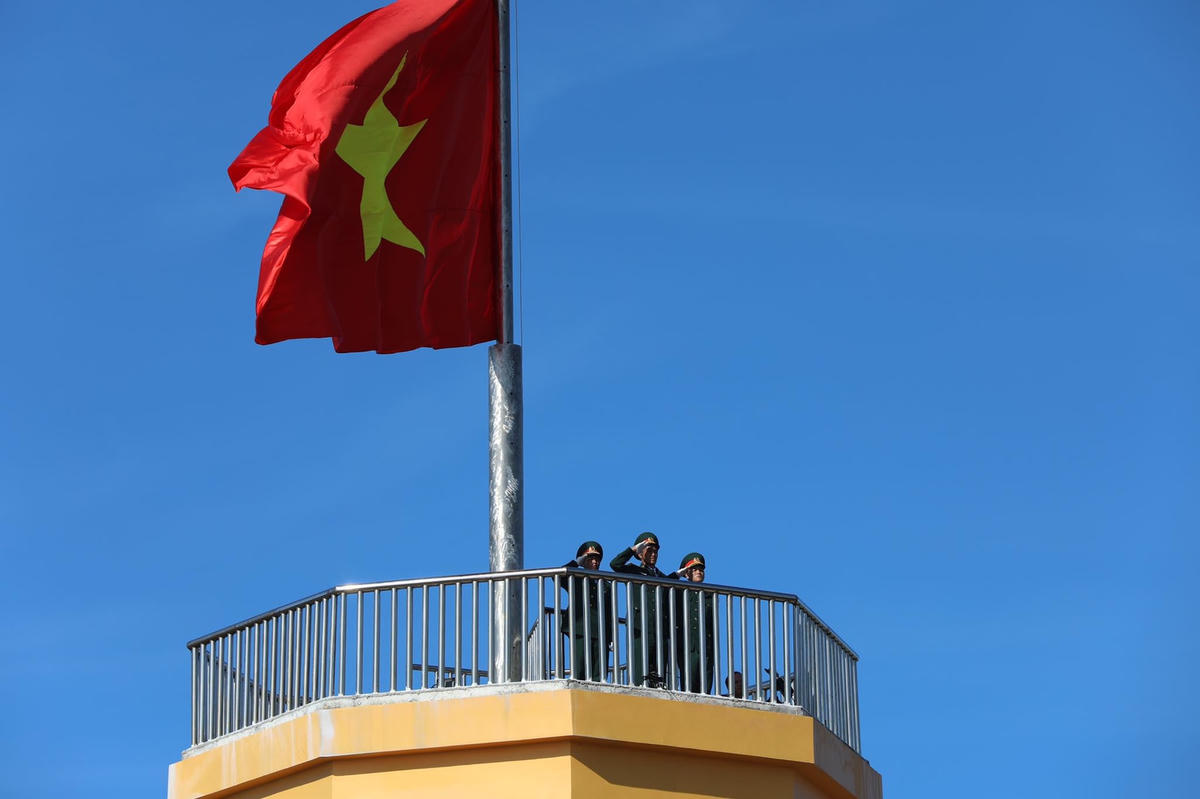 Thiêng liêng Lễ Thượng cờ&nbsp;trên đỉnh Lý Sơn