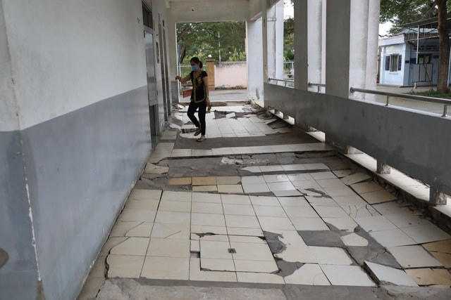 Các hàng ghế tại điểm phát thuốc xiêu vẹo do đặt trên nền nhà không bằng phẳng.  