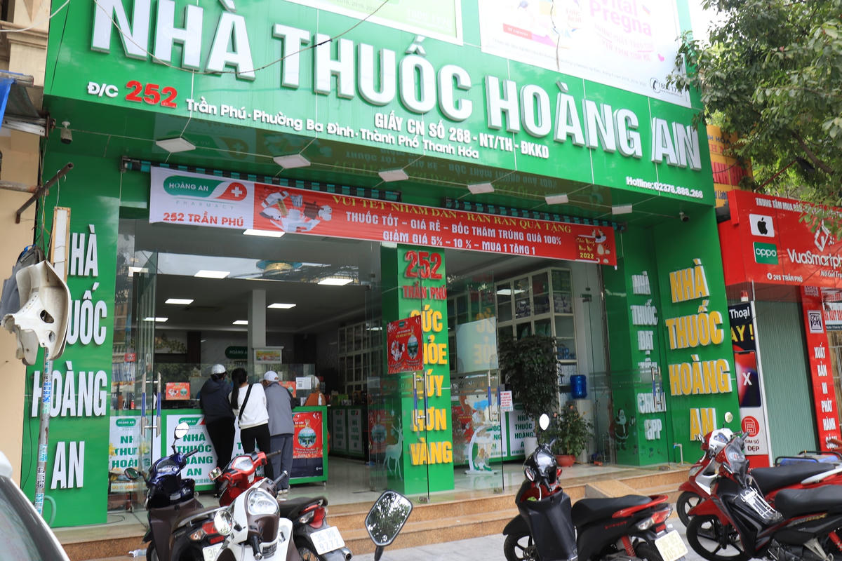 Tại nhà thuốc Hoàng Anh, ngay đầu giờ chiều ngày 27/2, có rất đông người dân tập trung đến mua các loại thực phẩm tăng cường sức đề kháng, thuốc trị ho, hạ sốt, kit test Covid-19...