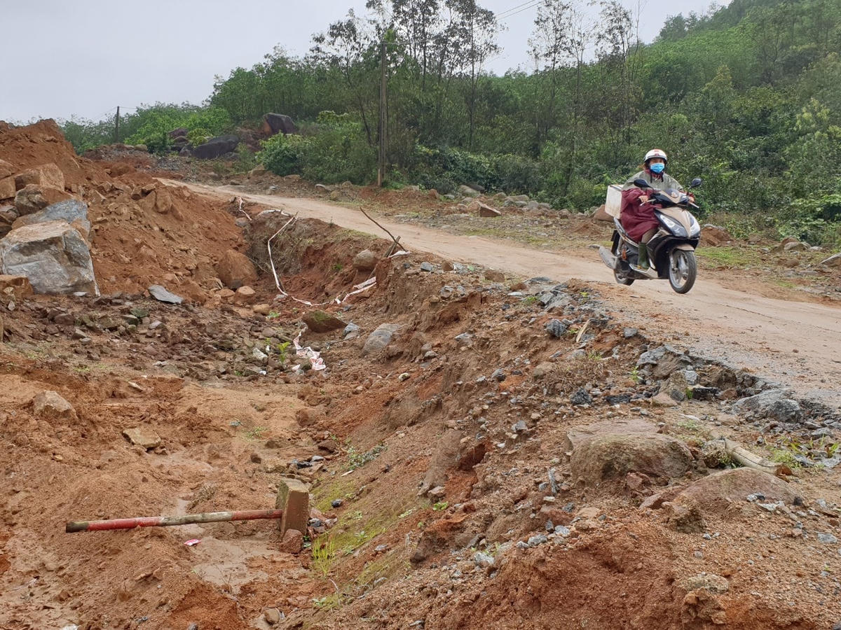 Đoạn đường thi công dang dở gây khó khăn cho người dân.