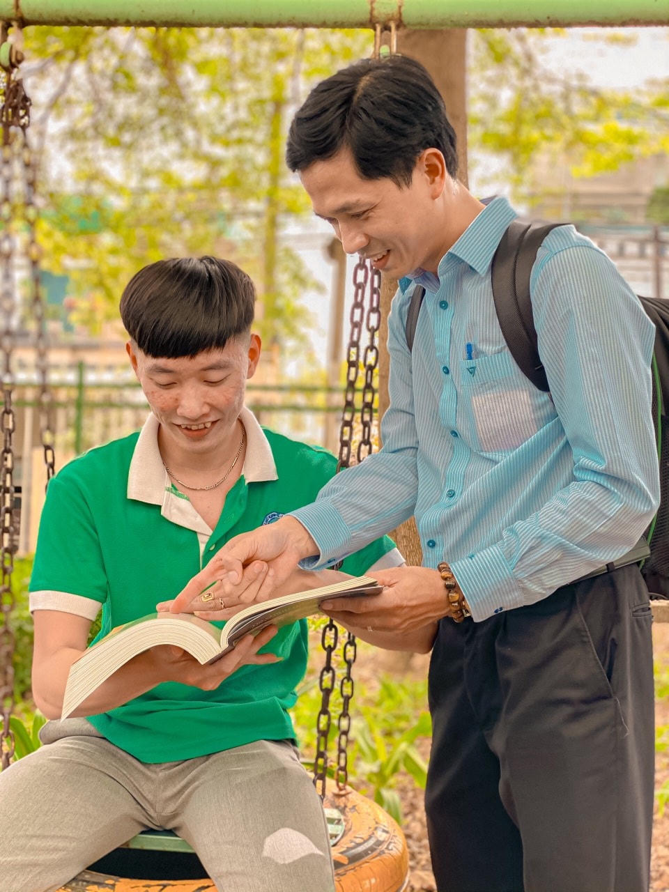 Ở trường, thầy Quang rất nhiệt tình hỗ trợ, giúp đỡ sinh viên và được nhiều học trò yêu mến. Ảnh: NVCC.