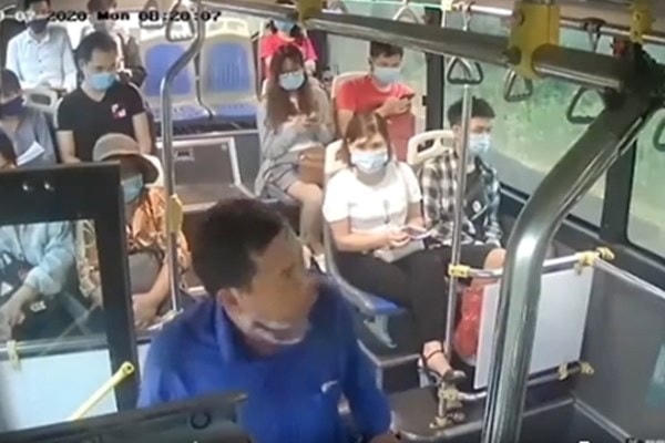 Người đàn ông có hành vi nhổ nước bọt vào nữ phụ xe buýt khi bị nhắc đeo khẩu trang. (Ảnh cắt từ clip).