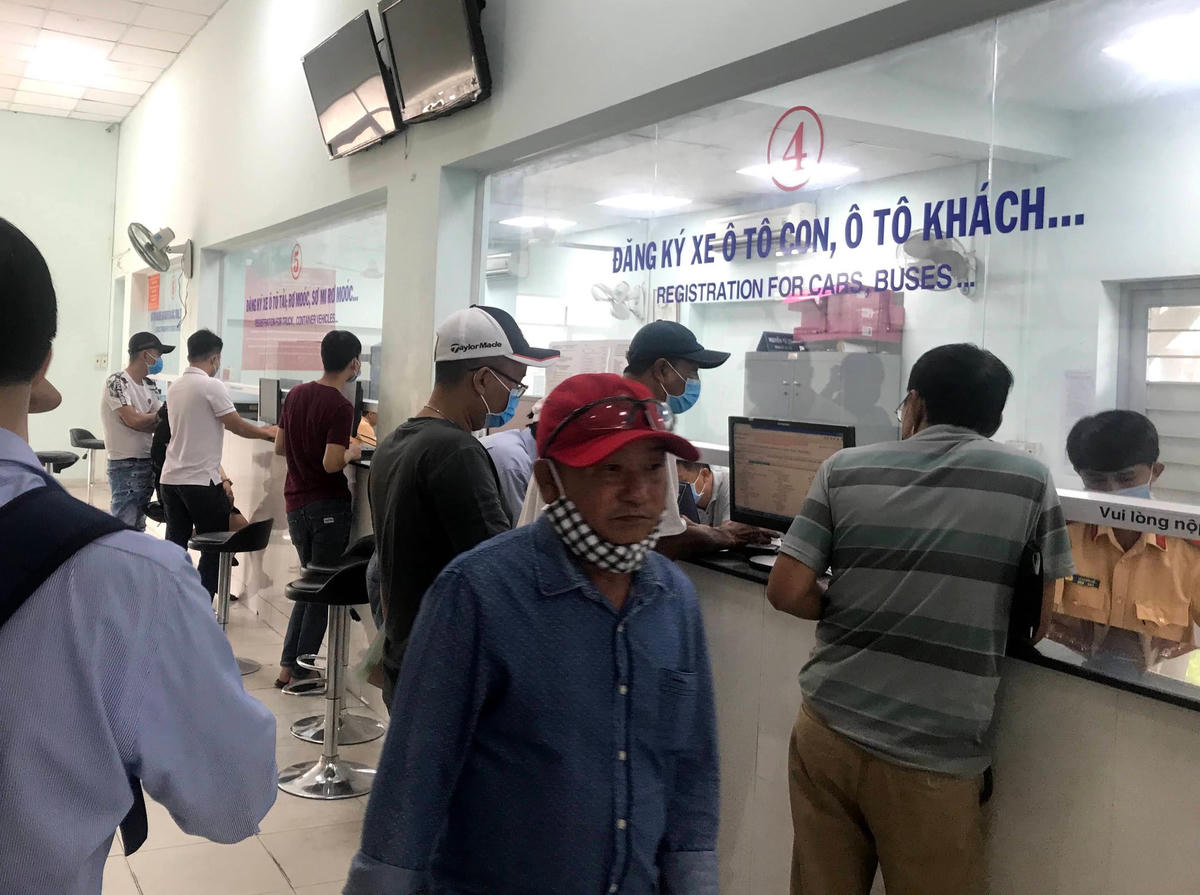 Người dân tới làm thủ tục cấp đổi biển số màu vàng.