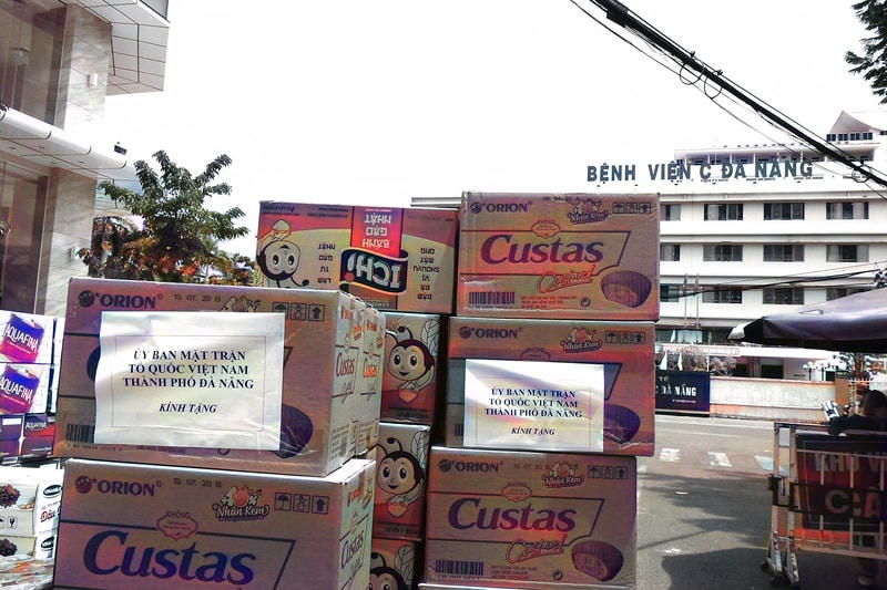 Hàng hóa, nhu yếu phẩm của Ủy ban MTTQ Việt Nam thành phố Đà Nẵng và của các tổ chức, doanh nghiệp, hỗ trợ cho hàng ngàn người đang cách ly tại chỗ ở 3 bệnh viện trung tâm. Ảnh: T.Tùng.