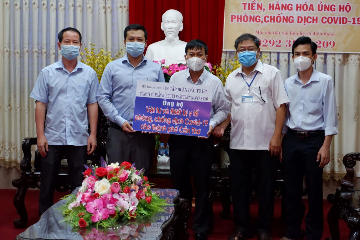 Đơn vị tài trợ trao bảng tượng trưng tại buổi lễ tiếp nhận