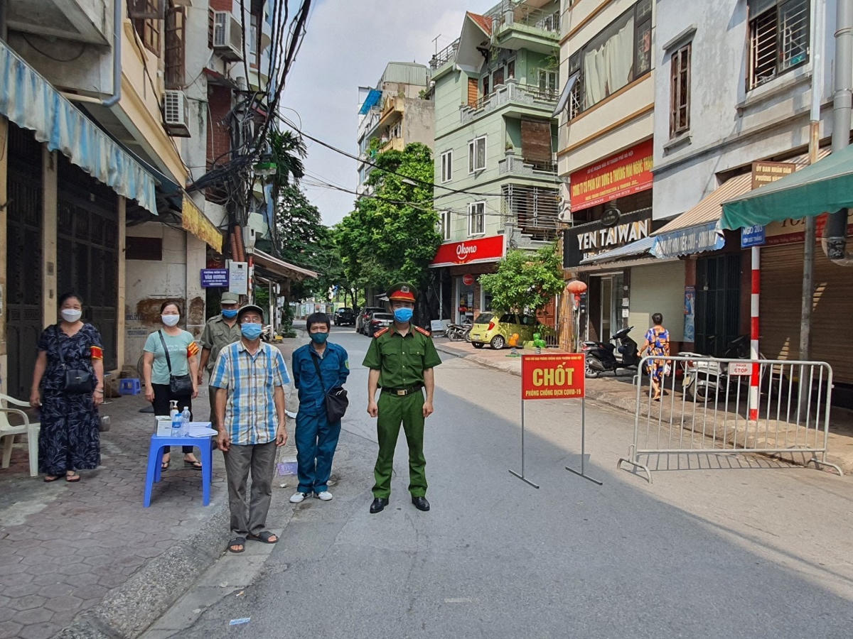 Lực lượng chức năng luôn túc trực tại các chốt kiểm soát.