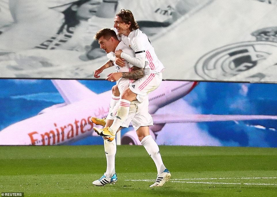 Toni Kroos nhân đôi cách biệt lên 2-0 ở phút 28.