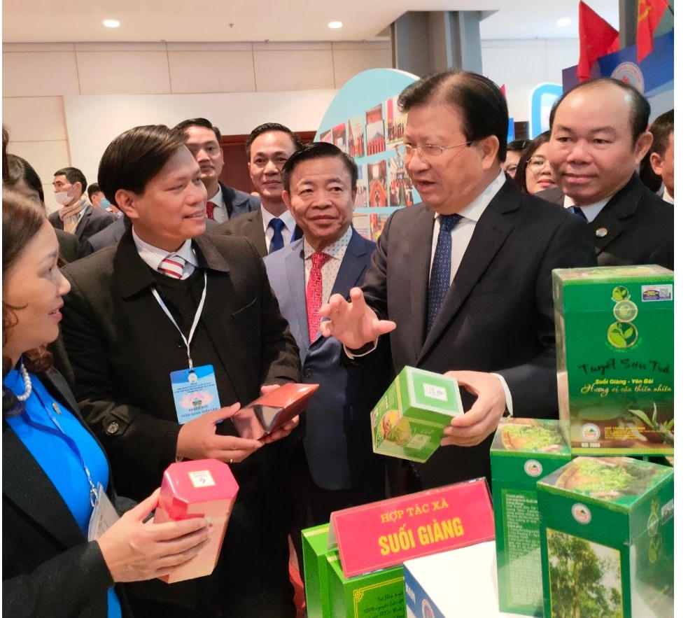 Phó Thủ tướng Trịnh Đình Dũng tham quan gian hàng của các HTX.