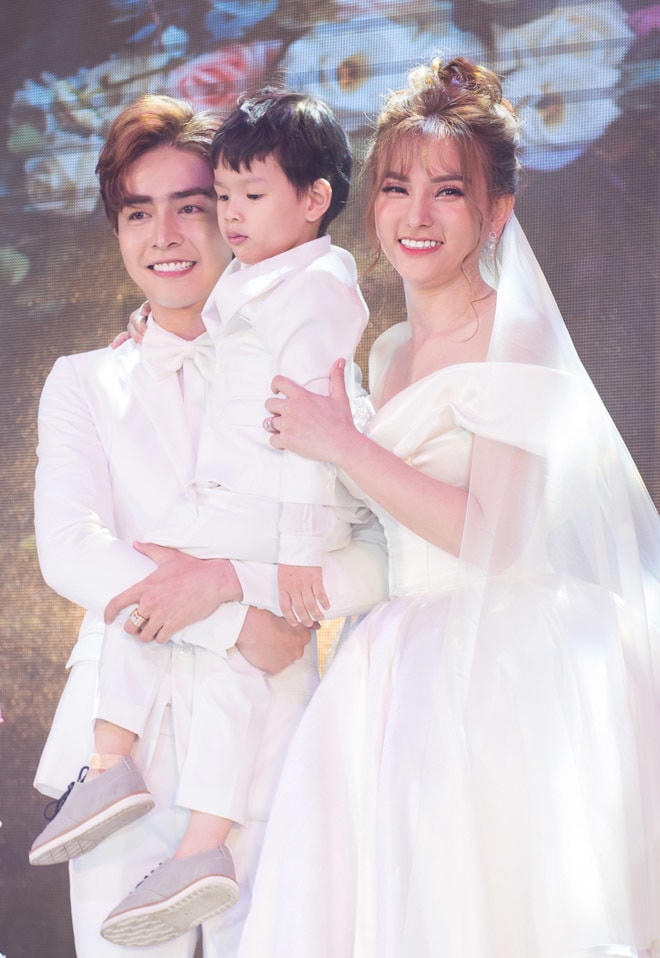 Hiện ca sĩ Thu Thủy có cuộc sống hôn nhân hạnh phúc, êm đềm bên ông xã kém 10 tuổi.