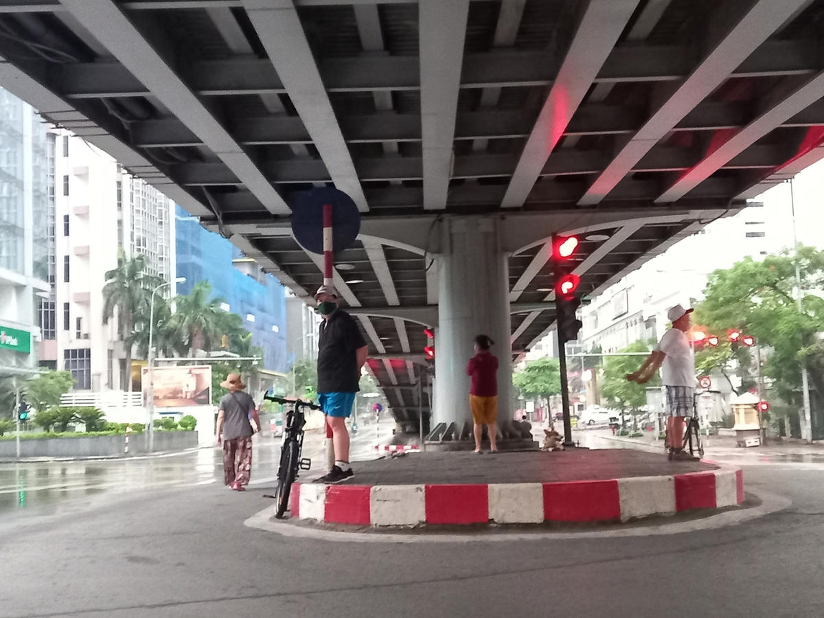 Gầm cầu vượt giao thông ngã tư Thái Hà – Láng Hạ, giờ đây cũng trở thành địa điểm tập thể dục của người dân.