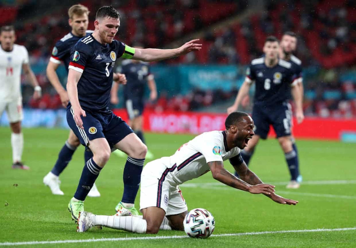 Raheem Sterling đã có pha ngã trong vòng cấm nhưng trọng tài xua tay từ chối thổi phạt đền.