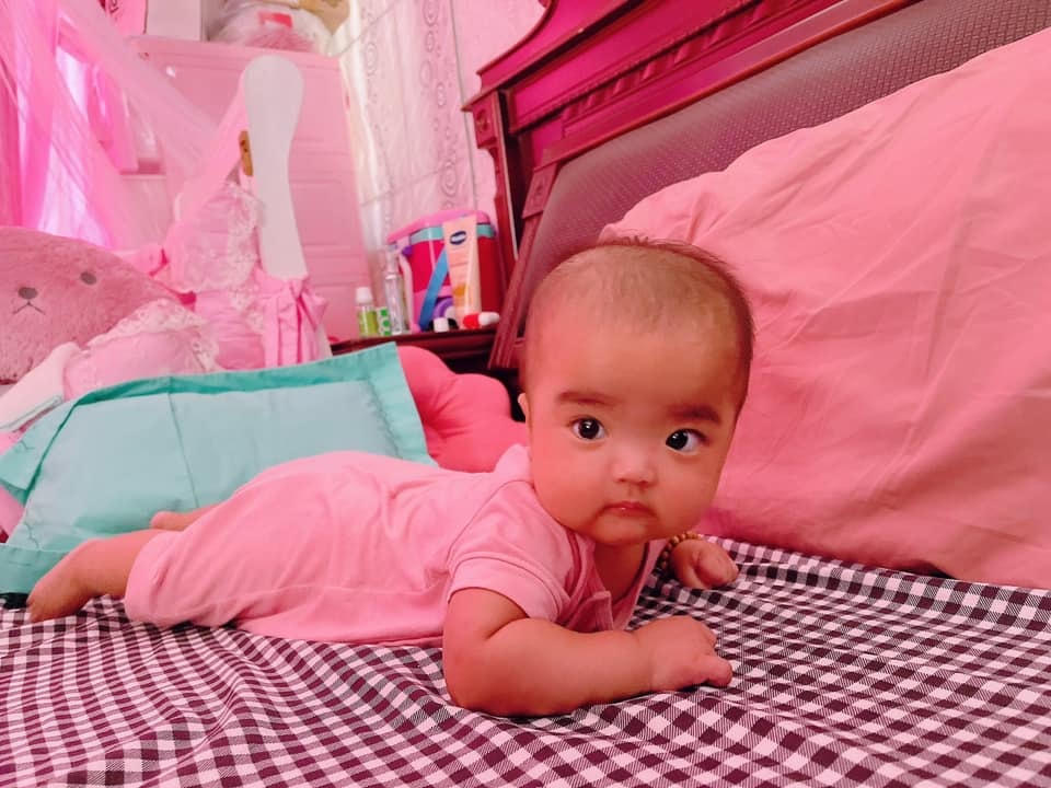 Mạc Văn Khoa thích thú với khoảng khắc lần đầu biết lật của con gái nhỏ: “Cô Hai Bún Đậu lần đầu biết lật. Kêu Bố dậy chứng kiến nhưng không thành công”.