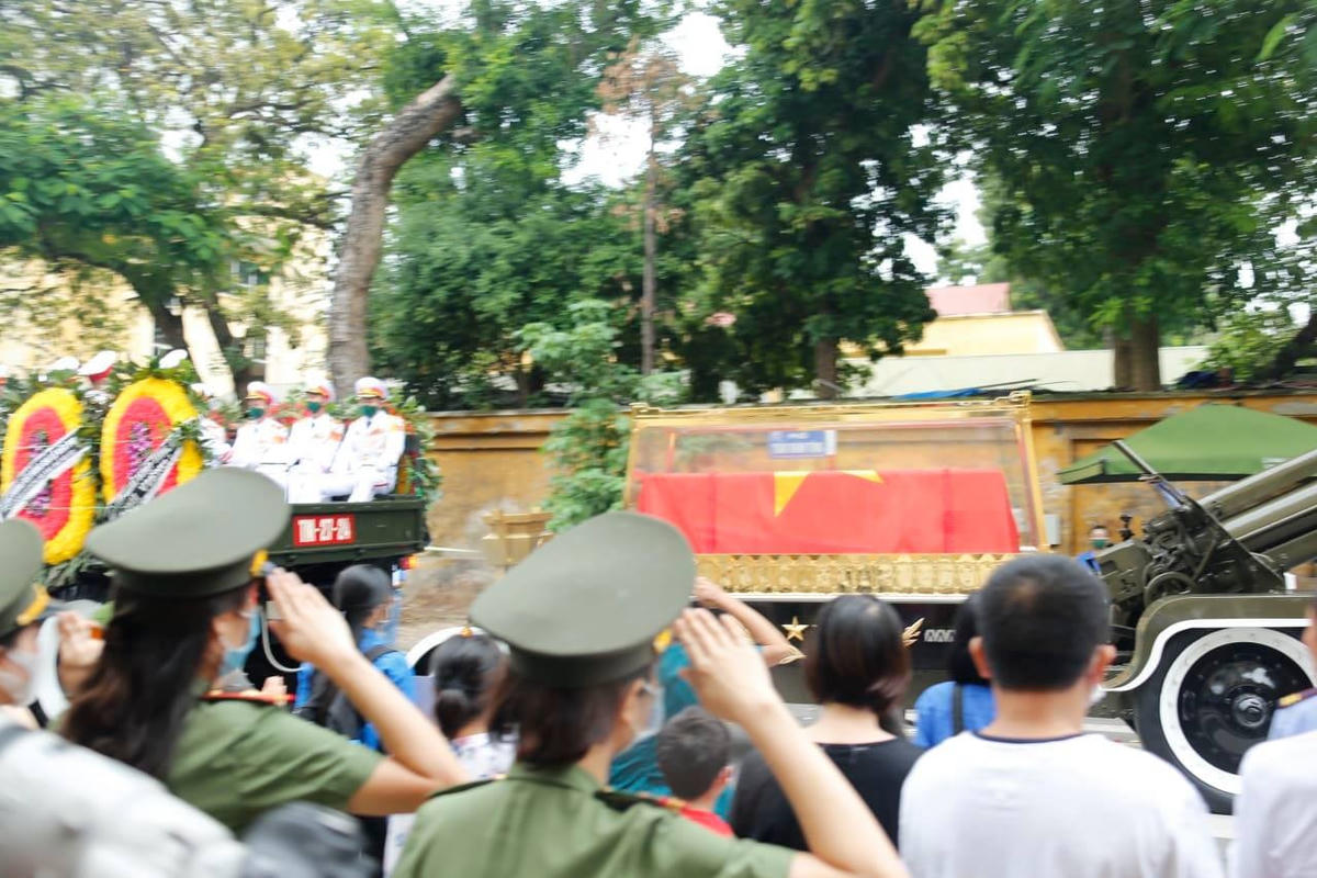 Đoàn xe đi theo lộ trình Lê Thánh Tông - Hai Bà Trưng - Điện Biên Phủ - Kim Mã - Nguyễn Khánh Toàn - Cầu Giấy - Xuân Thủy để tới nghĩa trang Mai Dịch.