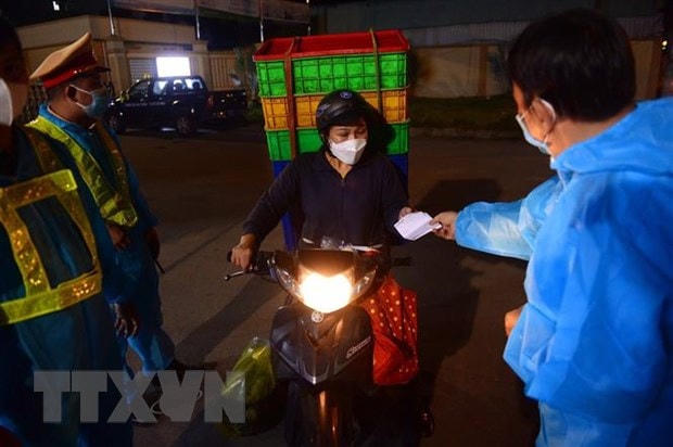 Công an làm nhiệm vụ tại chốt kiểm soát trên Quốc lộ 1K (giáp ranh tỉnh Bình Dương). Ảnh: Thành Chung/TTXVN. 
