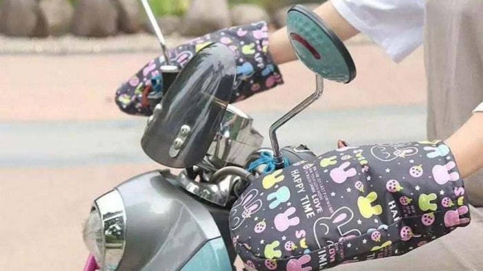 Găng tay đi xe máy giúp giữ ấm đôi tay vào mùa đông.