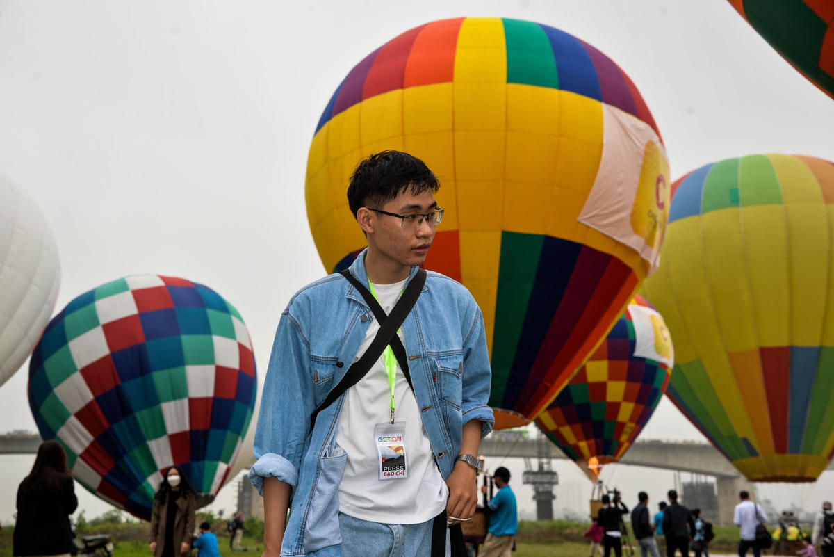Nhiều người dân hứng khởi không quên check-in cùng những chiếc khinh khí cầu màu sắc để lưu lại những khoảnh khắc đặc biệt trong ngày hội này.