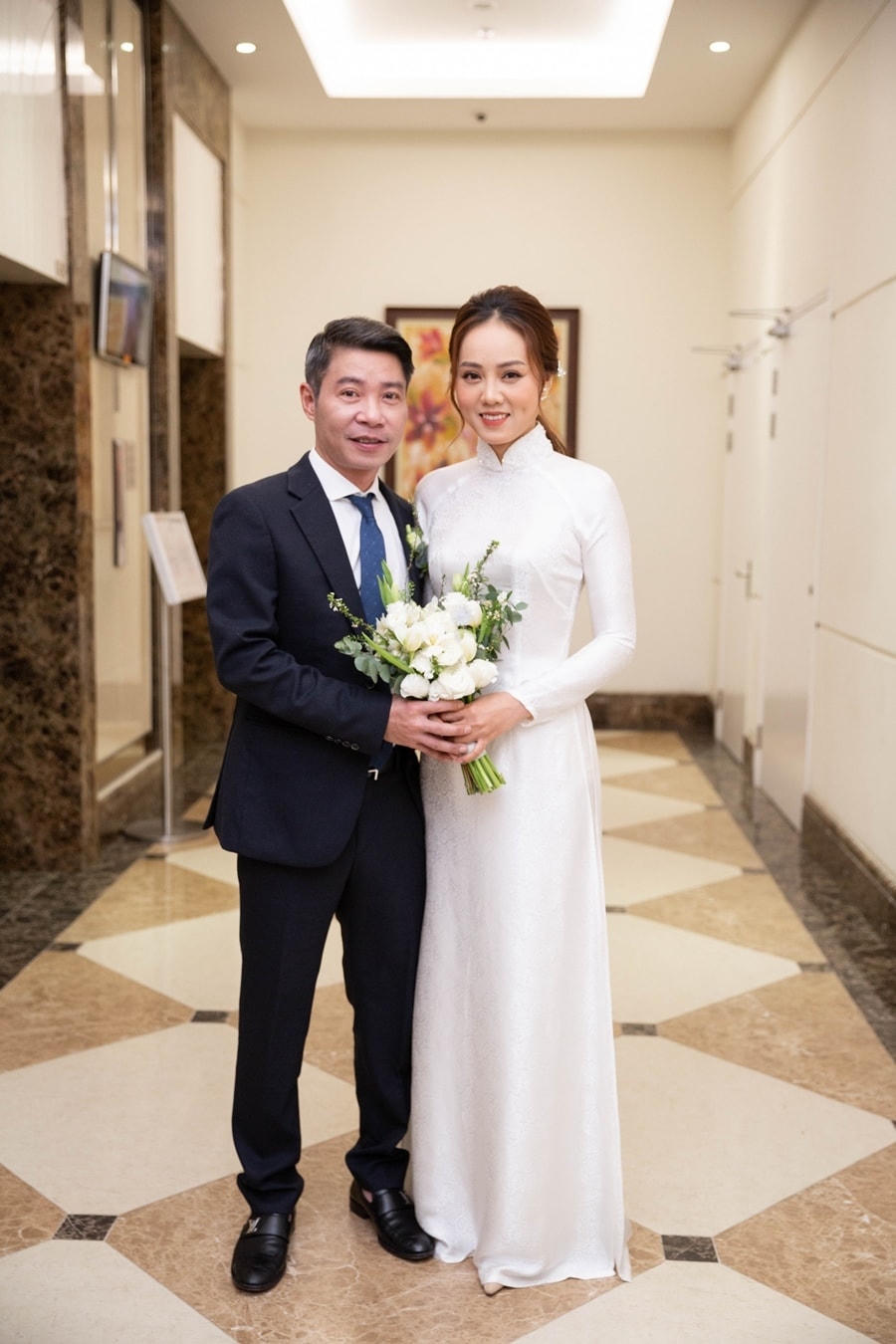 Cô dâu thay áo dài trắng cùng Công Lý ra địa điểm tổ chức tiệc cưới.  